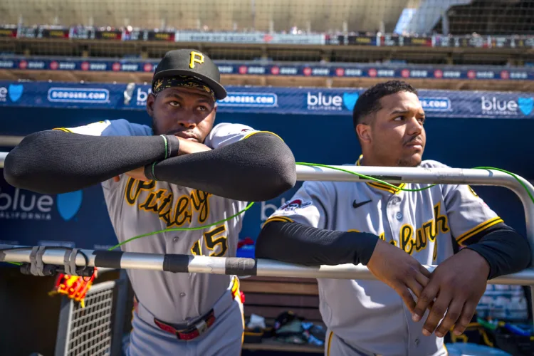 Snell masters Pirates to complete sweep